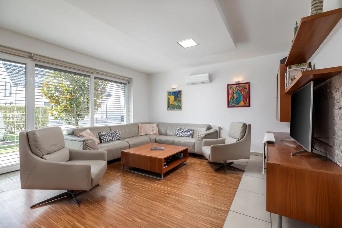 Fotografija svetle in prostorne dnevne sobe, ki učinkovito prikaže naravno svetlobo in udobje prostora, kar sta ključna prodajna aduta pri privabljanju potencialnih kupcev.