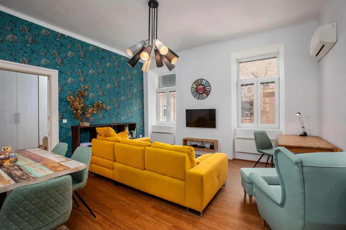 Profesionalna fotografija dnevne sobe z značajem, ki v oglasu takoj pritegne pozornost in pomaga nepremičnini izstopati na nasičenem trgu.