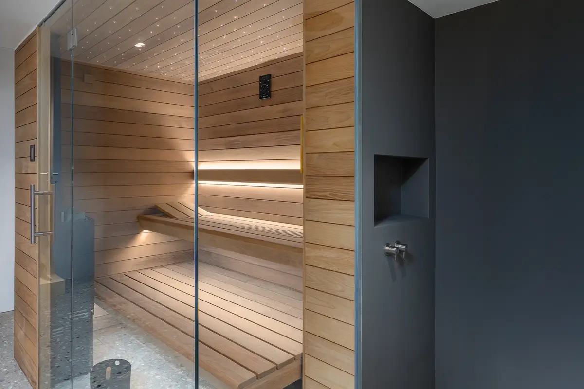 Fotografija, ki prikazuje privatno savno v luksuzni počitniški hiši – idealno za popolno sprostitev in wellness oddih. Ključna prednost, ki bistveno poveča število rezervacij, zlasti v hladnejših mesecih.